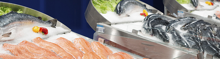 Supermarket seafood display using flake ice